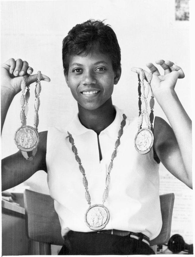 Rom 1960: Wilma Rudolph zeigt ihre 3 Goldmedallien