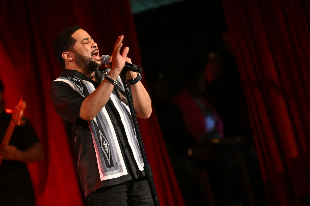 Praise 102.5 Presents Smokie Norful